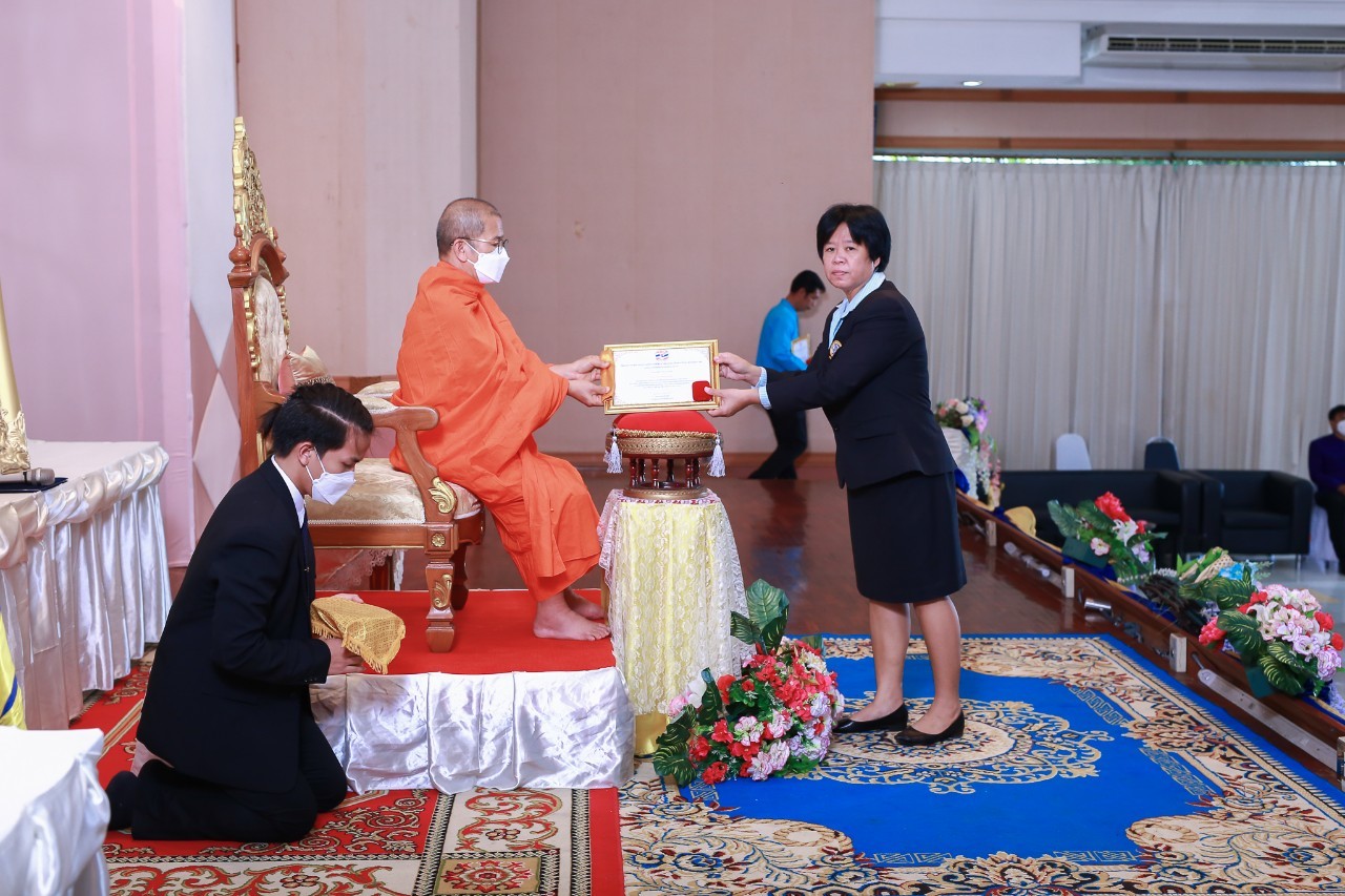 นางสาวศิริยา  อินทกาโมทย์ ผู้อำนวยการโรงเรียนวัดแม่กะ  เข้ารับมอบเข็มเชิดชูเกียรติและใบประกาศเกียรติคุณต้นแบบคนดีศรีแผ่นดิน