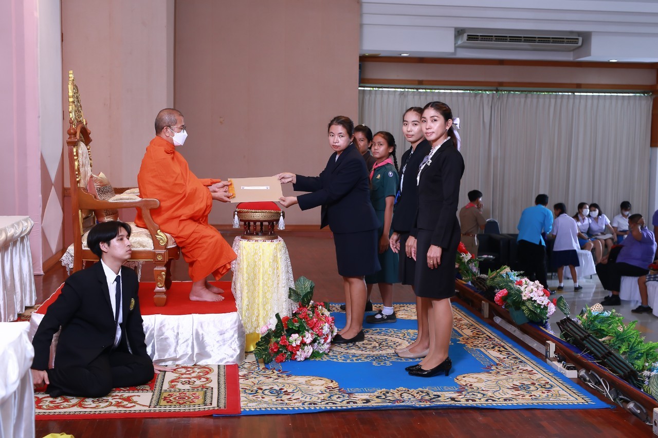 นางสาวศิริยา  อินทกาโมทย์ ผู้อำนวยการโรงเรียนวัดแม่กะ  เข้ารับมอบเข็มเชิดชูเกียรติและใบประกาศเกียรติคุณต้นแบบคนดีศรีแผ่นดิน